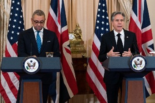 Την αποφασιστικότητα ΗΠΑ και Βρετανίας να δώσουν στο Κίεβο «ό,τι χρειαστεί» για το πεδίο της μάχης εξέφρασαν στη συνάντησή τους οι ΥΠΕΞ των δύο χωρών