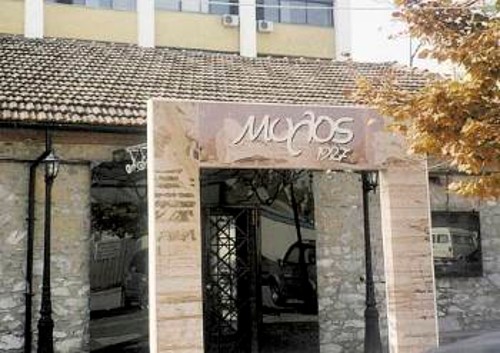 Αποψη της εισόδου και του κτιρίου που στεγάζει τη «Μουσική Σκηνή» στο κτιριακό συγκρότημα «Ο μύλος του Παπά», που χρονολογείται από το 1927