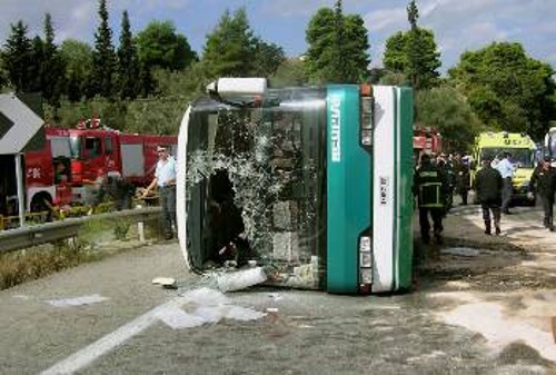 Κάτω: Το λεωφορείο που μετέφερε τους μαθητές, λίγο μετά τη σύγκρουση με την νταλίκα