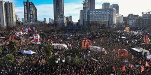 Μισό εκατομμύριο άνθρωποι διαδήλωσαν στο Παρίσι