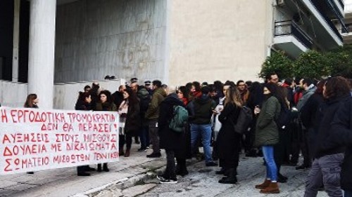 Από την πρόσφατη συγκέντρωση του Σωματείου στα γραφεία της εταιρείας, ενάντια στις απολύσεις