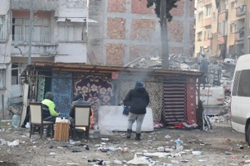 Σε πρόχειρα παραπήγματα μέσα στον δρόμο και στο κρύο, σεισμόπληκτοι παλεύουν να επιβιώσουν χωρίς ουσιαστική κρατική στήριξη