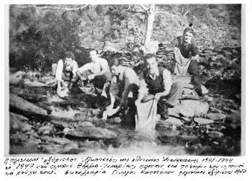 Εξόριστοι, αγωνιστές το 1947 στο χωριό Θέρμα Ικαρίας, πλένουν στο ποτάμι τα ρούχα τους (φωτογραφία του Γ. Καπετάνου)
