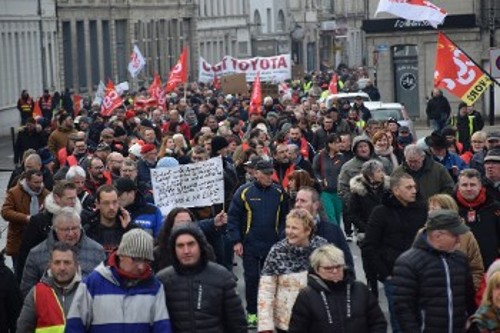 Βαλενσιέν, στο βάθος το πανό των εργαζομένων στην TOYOTA