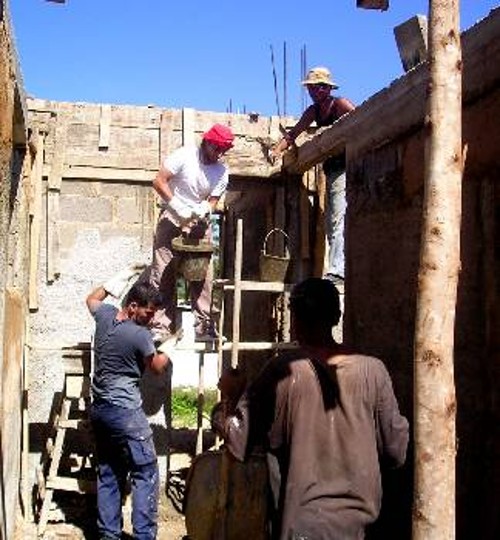 Στιγμιότυπο από την μπριγάδα του 2004 στην Κούβα: Εργασίες στην πανεπιστημιούπολη «Καμίλο Σιενφουέγος» του Ματάνσας