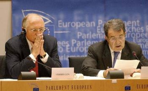 Ο Γκ. Φερχόιγκεν και ο Ρ. Πρόντι ενώ προβαίνουν σε δηλώσεις για την έκθεση της Κομισιόν σχετικά με την Τουρκία