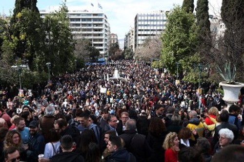 Πυκνή η διαδήλωση και μέσα στην πλατεία Συντάγματος