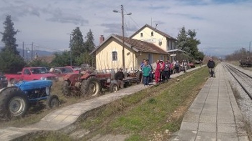 Στη Νάουσα αγρότες διαδήλωσαν συμβολικά με τρακτέρ στον σιδηροδρομικό σταθμό της πόλης