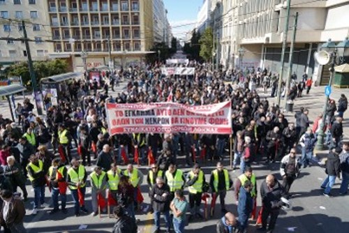 Η κεφαλή της πορείας στην Κλαυθμώνος - την ίδια στιγμή η ουρά της ήταν στη συμβολή Πανεπιστημίου και Βουκουρεστίου