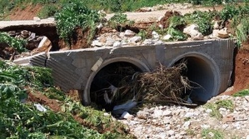 Τα δήθεν αντιπλημμυρικά έργα της Περιφέρειας με την πρώτη δυνατή βροχή ...φράκαραν