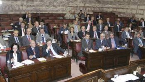 Η Επιτροπή Εξωτερικών και Αμυνας στη Βουλή ακούει την ενημέρωση του Ελληνα ΥΠΕΞ