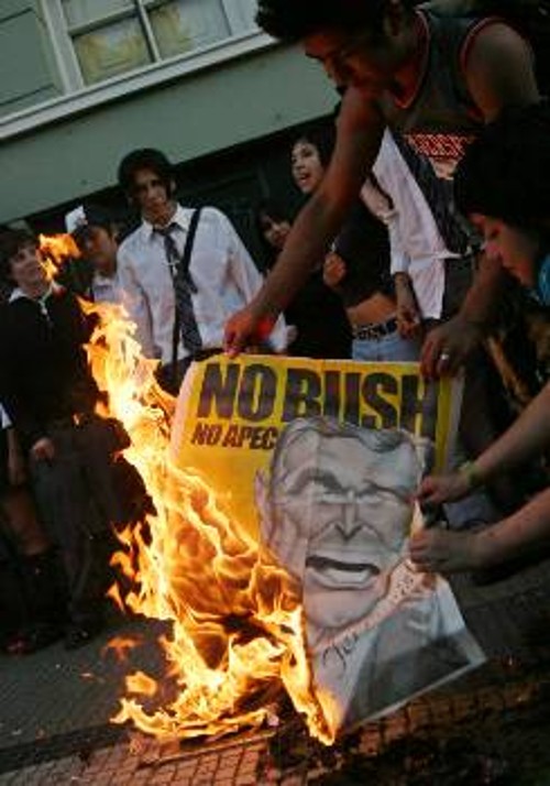 Φοιτητές καίνε την αφίσα του Μπους