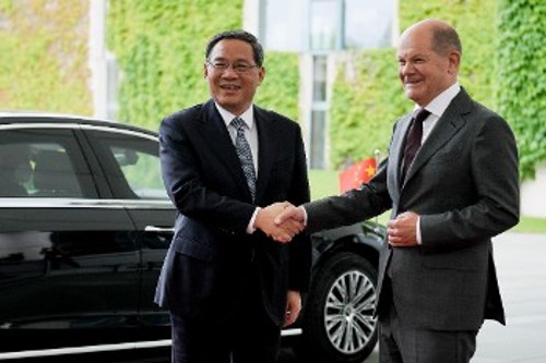 Ο Γερμανός καγκελάριος με τον Κινέζο πρωθυπουργό, χτες στο Βερολίνο