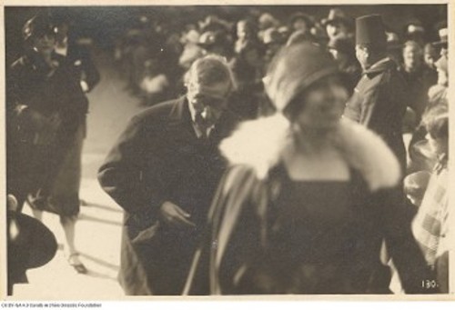 Ο Κωνσταντίνος Π. Καβάφης, έναν μήνα μετά τη ζωντανή γνωριμία του με τον Κρητικό συγγραφέα, προσέρχεται στον γάμο του επιχειρηματία και τραπεζίτη Κωνσταντίνου Μ. Σαλβάγου, που έλαβε χώρα, στις 27 Φλεβάρη 1927, στον ναό του Ευαγγελισμού της Αλεξάνδρειας («Αρχείο Καβάφη / Ιδρυμα Ωνάση» )