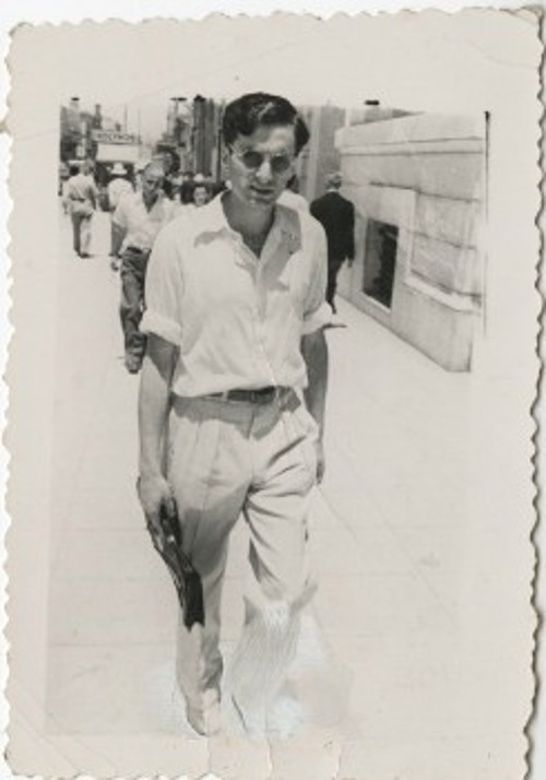 Ο Ιάννης Ξενάκης στους δρόμους της Αθήνας, 1944, αρχείο οικογένειας Ι. Ξενάκη