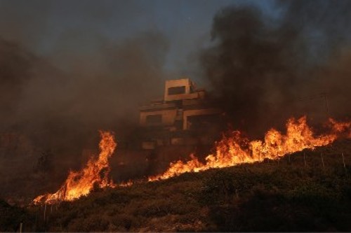 Σπίτια στις φλόγες στη Σαρωνίδα