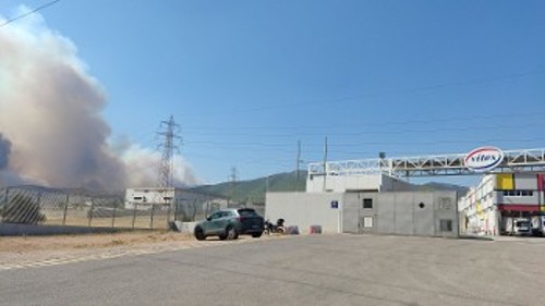 Η φωτιά πλησιάζει εργοστάσιο και η εργοδοσία αρνείται να το εκκενώσει