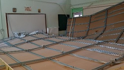 Η αίθουσα στο Δημοτικό Σχολείο Βαρνάβα μετά την κατάρρευση της ψευδοροφής