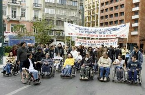 Το αγωνιστικό αναπηρικό κίνημα δίνει τη μάχη ενάντια στην επίθεση που έχει εξαπολύσει στα δικαιώματα των ΑμΕΑ η πολιτική του δικομματισμού