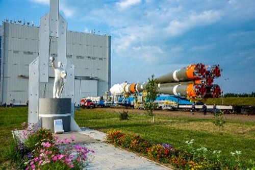 Το «Λούνα-25» τοποθετημένο στην κορυφή του πυραύλου Σογιούζ-2.1b κατά τη μεταφορά του στην εξέδρα εκτόξευσης του κοσμοδρομίου Βοστότσνι της περιοχής Αμούρ. Εξω από το κτίριο συναρμολόγησης του πυραύλου υψώνεται το άγαλμα του Σοβιετικού κοσμοναύτη Γιούρι Γκαγκάριν, του πρώτου ανθρώπου που πέταξε στο Διάστημα. Στο χέρι του κρατά τον Σπούτνικ-1, τον πρώτο τεχνητό δορυφόρο της Γης, που εκτόξευσε η ΕΣΣΔ, σπάζοντας τις αλυσίδες της γήινης βαρύτητας