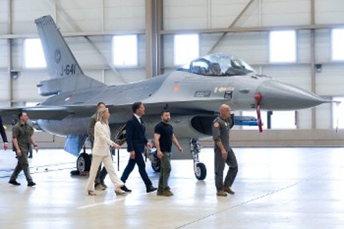 Ο Ζελένσκι με τον Ολλανδό πρωθυπουργό στη βάση της Πολεμικής Αεροπορίας στο Αϊντχόφεν