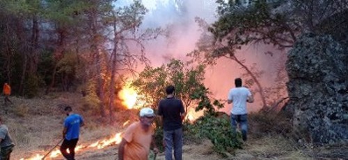 Συνεχίζεται η μάχη με τις φλόγες