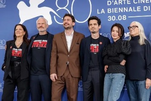 Μέλη της Κριτικής Επιτροπής του Φεστιβάλ Βενετίας με μπλουζάκια και κονκάρδες, σε ένδειξη υποστήριξης της απεργίας των ηθοποιών και των σεναριογράφων του Χόλιγουντ
