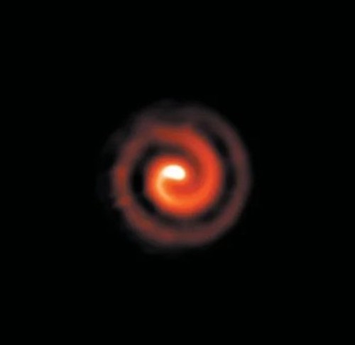 Σπειροειδές νέφος σκόνης εκλύεται από το δυαδικό αστρικό σύστημα WR 104 (φωτογραφία στο υπέρυθρο τμήμα του φάσματος)