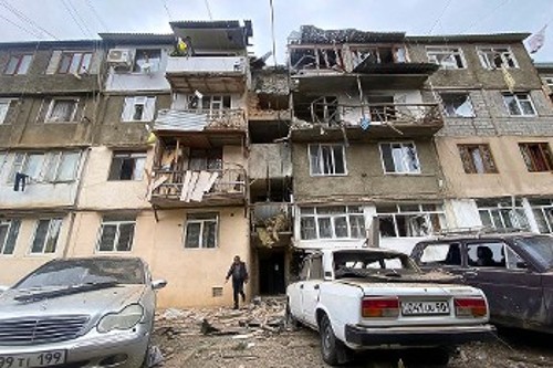 Βομβαρδισμένο κτίριο στο Στεπανακέρτ, πρωτεύουσα του θύλακα του Ναγκόρνο Καραμπάχ