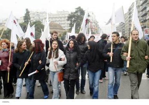 ...στις σημαίες της διαδήλωσης, παντού κυριάρχησε το μήνυμα - πλαίσιο διεκδίκησης που πρόβαλε το ΠΑΜΕ