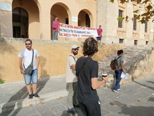 Από την παράσταση διαμαρτυρίας στη Ρόδο