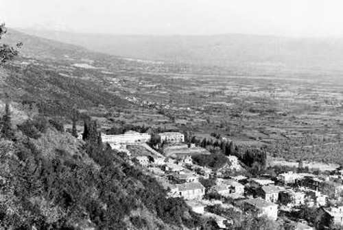 Η Υπάτη, το δυτικό τμήμα της(διακρίνονται το Γυμνάσιο - Λύκειο και το Μουσείο). Στο βάθος αριστερά η Σπερχειάδα και δεξιά η Μακρακώμη