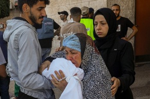 Μια Παλαιστίνια αποχαιρετά το άψυχο κορμί ενός μωρού...