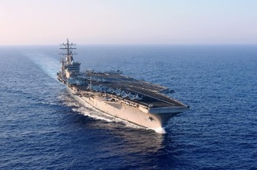 Το αεροπλανοφόρο USS «Dwight D. Eisenhower» με τα συνοδά πλοία του έρχεται να προστεθεί στη δύναμη του αεροπλανοφόρου «USS Gerald Ford»