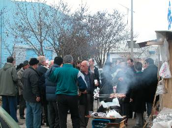 Εργάτες των Βαφείων έξω από το εργοστάσιο την Πρωτοχρονιά