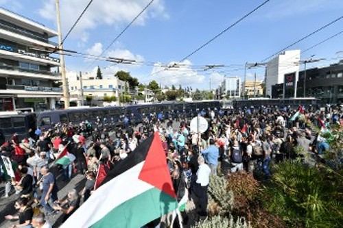Χιλιάδες διαδηλώνουν μπροστά από την πρεσβεία του Ισραήλ