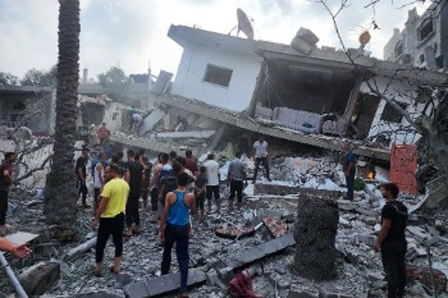 Συντρίμμια και θάνατος από τον ισραηλινό βομβαρδισμό και στον προσφυγικό καταυλισμό Μπουρέιτζ