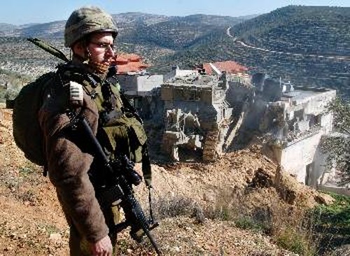Ισραηλινό τανκ καταστρέφει σπίτια Παλαιστινίων