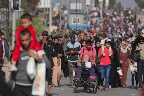 50.000 Παλαιστίνιοι εγκατέλειψαν μέσα σε μια μέρα τη βόρεια Λωρίδα της Γάζας, επιχειρώντας να αποφύγουν τη σφαγή από το σφυροκόπημα του κατοχικού στρατού