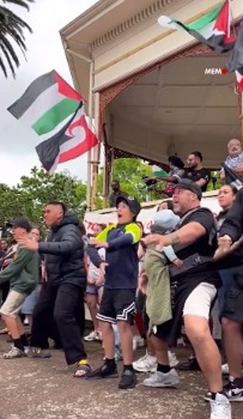 ΝΕΑ ΖΗΛΑΝΔΙΑ - Χορεύουν «Χάκα» με σημαίες της Παλαιστίνης, ως αλληλεγγύη σε έναν λαό που αντιστέκεται