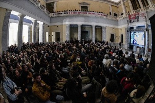 Πλήθος κόσμου μέσα και έξω από το κτίριο