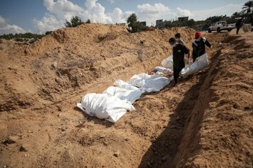 Νέοι μαζικοί τάφοι ανοίγουν συνεχώς για να ταφούν τα χιλιάδες θύματα της ισραηλινής σφαγής