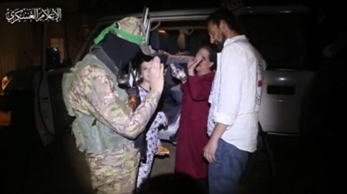 Ισραηλινοί όμηροι χαιρετούν μαχητή της «Χαμάς», πλάνο που το Instagram έκρινε ακατάλληλο και «έκοψε»
