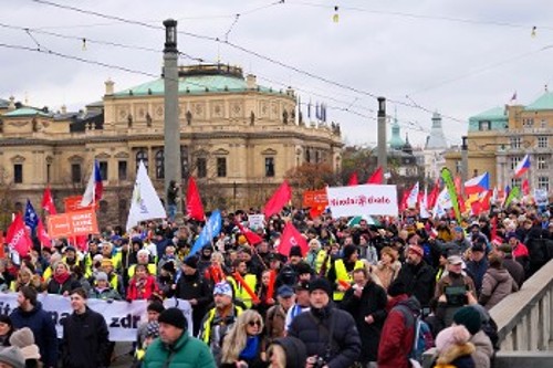 Χιλιάδες εργαζόμενοι, εκπαιδευτικοί και από άλλους κλάδους, συμμετείχαν στην κινητοποίηση στην Πράγα