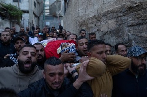 Από την κηδεία του 33χρονου Παλαιστίνιου που σκοτώθηκε από τις κατοχικές δυνάμεις στον προσφυγικό καταυλισμό της Καλάντια