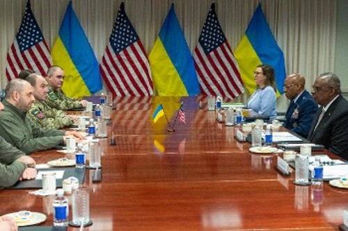 Από τη συνάντηση των υπουργών Αμυνας ΗΠΑ και Ουκρανίας στην Ουάσιγκτον την Τετάρτη