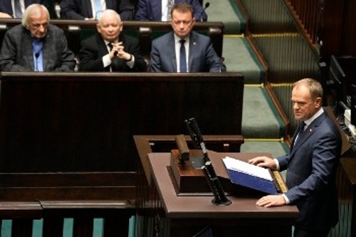 Ο Ντ. Τουσκ στο βήμα του κοινοβουλίου, υπό το βλέμμα του ηγέτη του αντιπολιτευόμενου πλέον PiS, Γ. Κατσίνσκι
