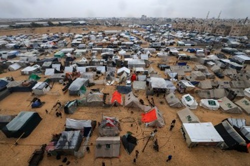 Σε έναν γιγάντιο καταυλισμό προσφύγων, μέσα σε απάνθρωπες συνθήκες, έχει μετατραπεί η Ράφα