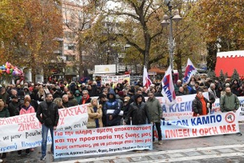 Από τη συγκέντρωση στην πλατεία της Λάρισας