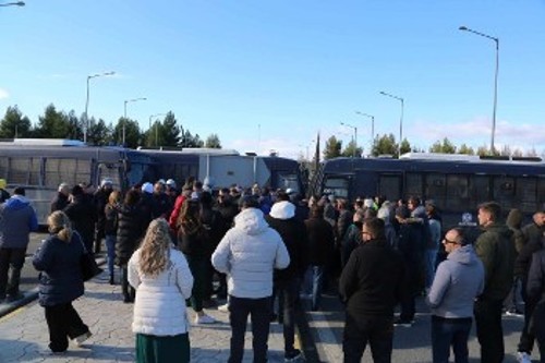 Τις κλούβες και τα ΜΑΤ βρήκαν οι αγρότες απέναντι στον δίκαιο αγώνα τους